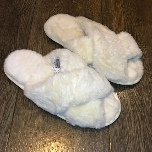 Nordstrom Snuggle Plush Faux Fur Slippers Slides Fuzzy Warm Memory Foam White XL - Picture 2 of 7